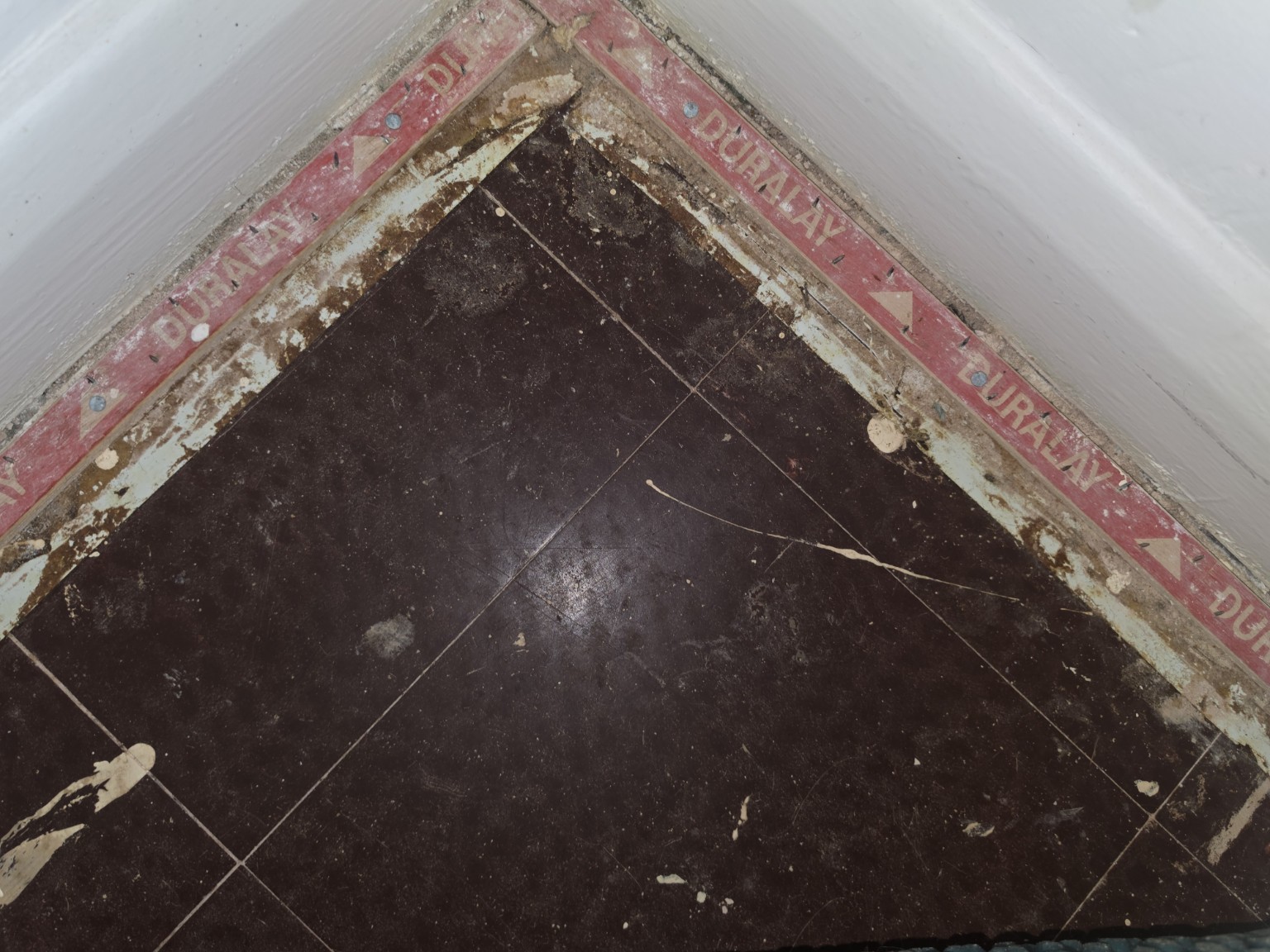 Thermoplastic floor tiles with Duratay edging