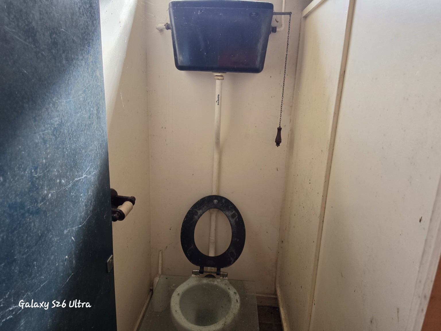 High-level moulded toilet cistern